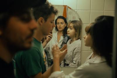изображение,скриншот к Бесит 1,2,3,4,5,6 серия (2021) Сериал