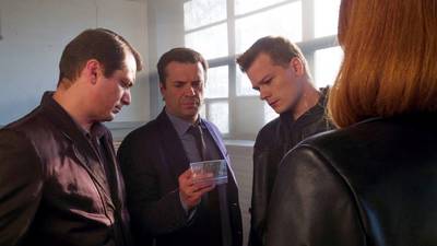 изображение,скриншот к Под напряжением 1 сезон (2022) Сериал 1-32 серия